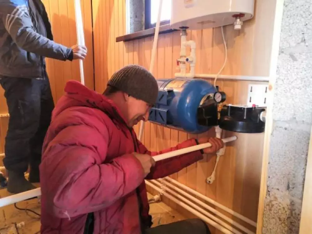 Монтаж водопровода из скважины разводка водопровода и канализации установка водонагревателя в бане