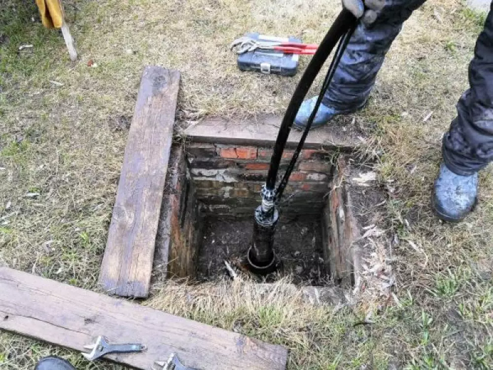 Монтаж летнего водопровода из скважины и разводка водопровода в бане на дачном участке