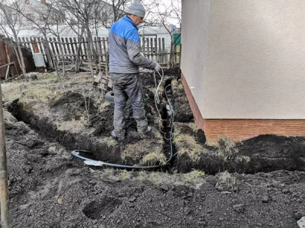 Монтаж летнего водопровода из скважины и разводка водопровода в бане на дачном участке