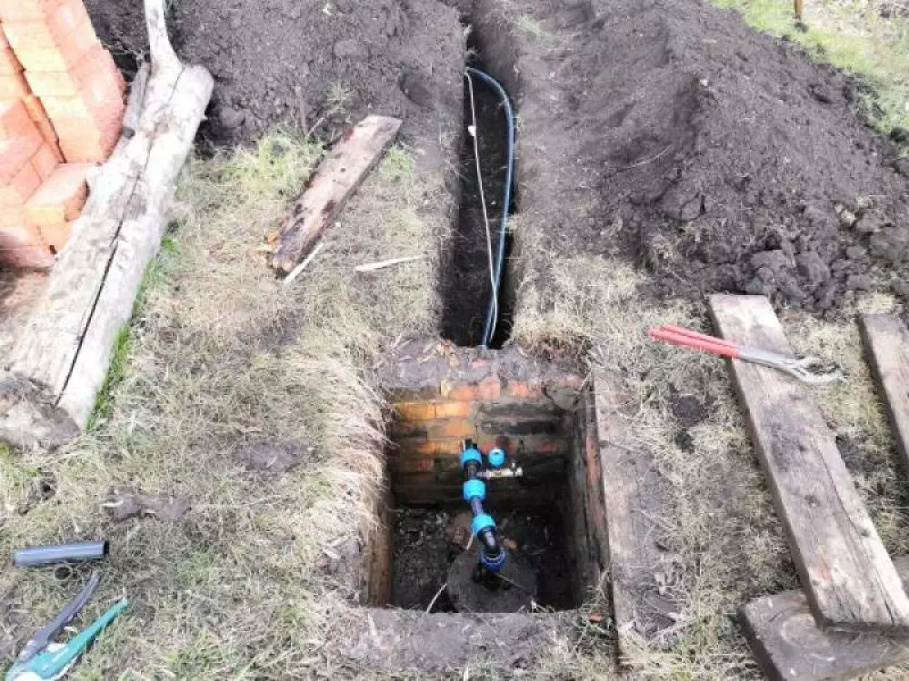 Монтаж летнего водопровода из скважины и разводка водопровода в бане на дачном участке