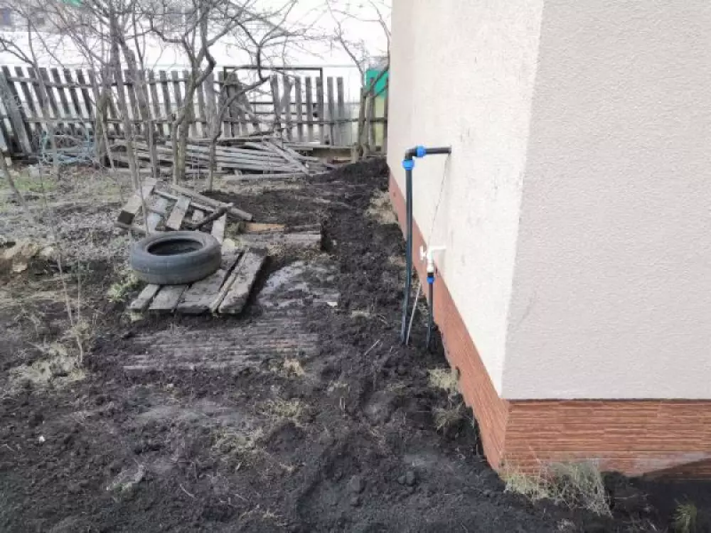 Монтаж летнего водопровода из скважины и разводка водопровода в бане на дачном участке
