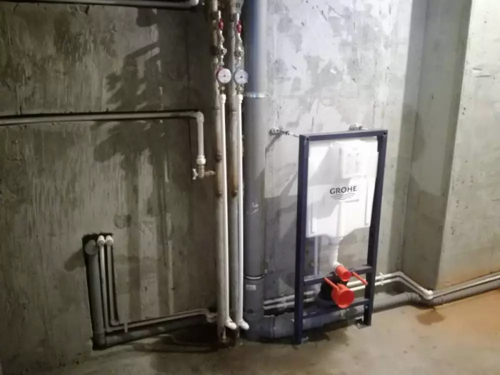 Монтаж водопровода, канализации, полотенцесушителя, установка инсталляций, перенос счетчиков в двух санузлах в новостройке