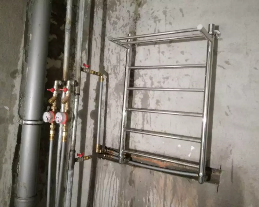 Монтаж водопровода (трубами REHAU), канализации, переделка стояков, установка полотенцесушителя и инсталляции