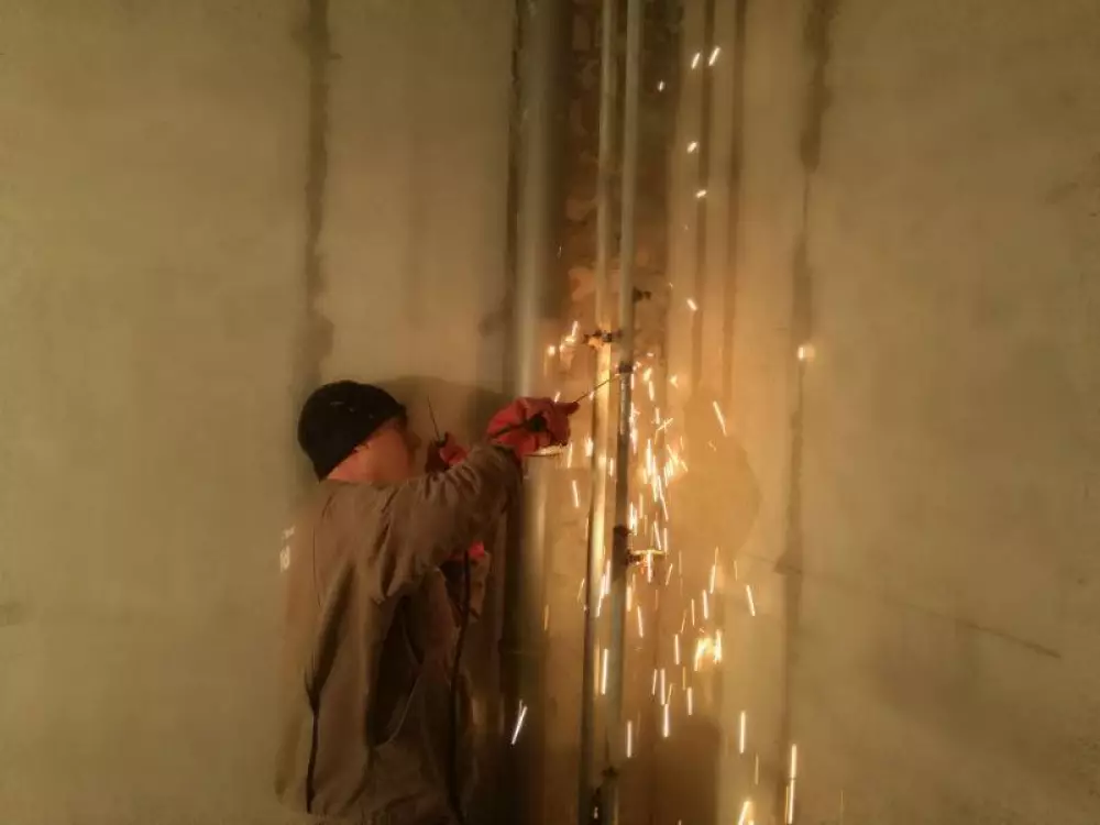 Монтаж водопровода (трубами REHAU), канализации, переделка стояков, установка полотенцесушителя и инсталляции