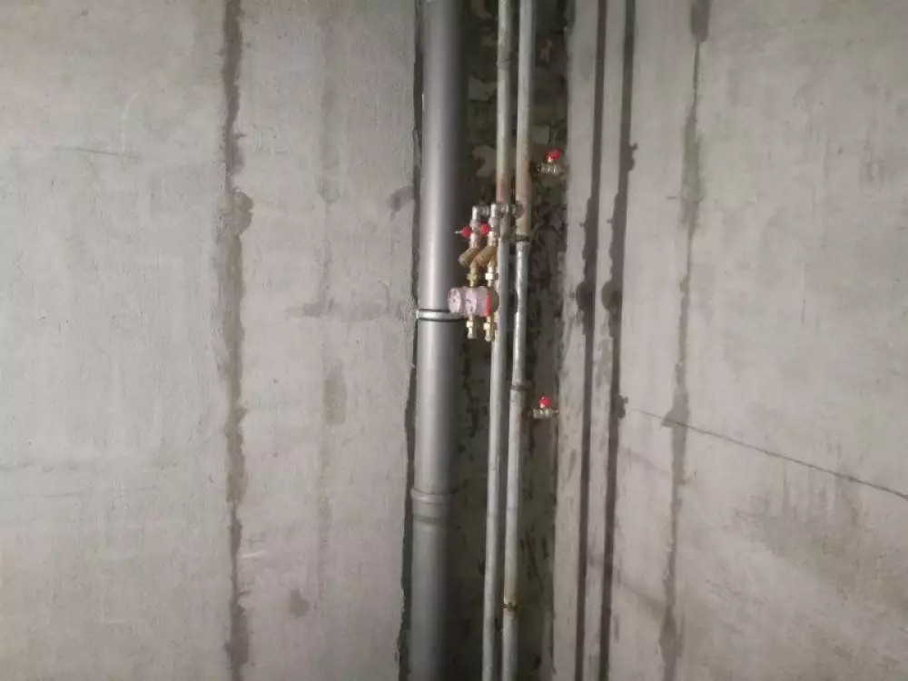 Монтаж водопровода (трубами REHAU), канализации, переделка стояков, установка полотенцесушителя и инсталляции