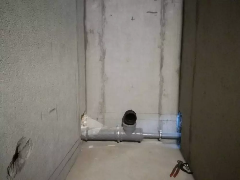 Монтаж водопровода (трубами REHAU), канализации, переделка стояков, установка полотенцесушителя и инсталляции