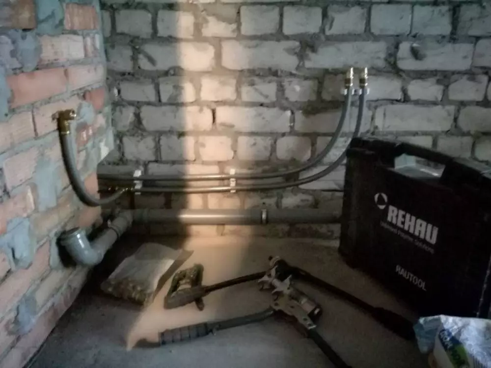 Монтаж водопровода (трубами REHAU), канализации, переделка стояков, установка полотенцесушителя и инсталляции