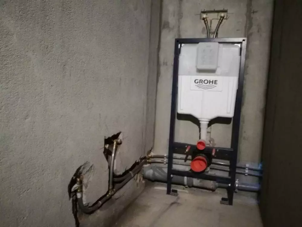 Монтаж водопровода (трубами REHAU), канализации, переделка стояков, установка полотенцесушителя и инсталляции