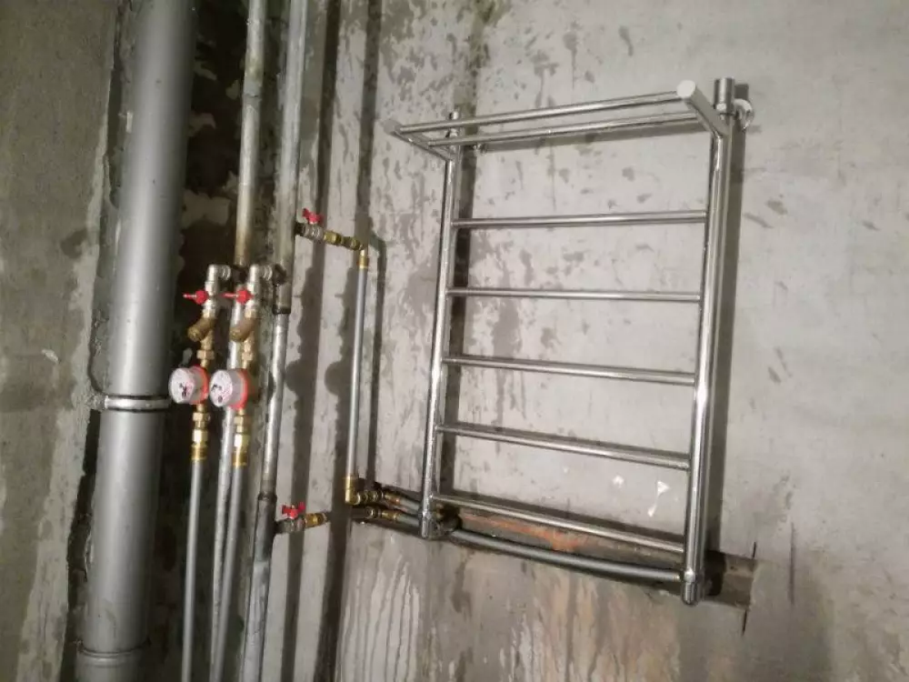 Монтаж водопровода (трубами REHAU), канализации, переделка стояков, установка полотенцесушителя и инсталляции