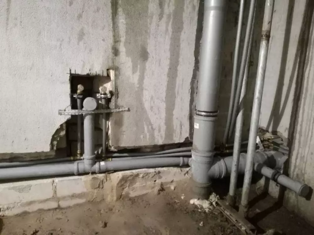 Монтаж водопровода (трубами REHAU), канализации, переделка стояков, установка полотенцесушителя и инсталляции