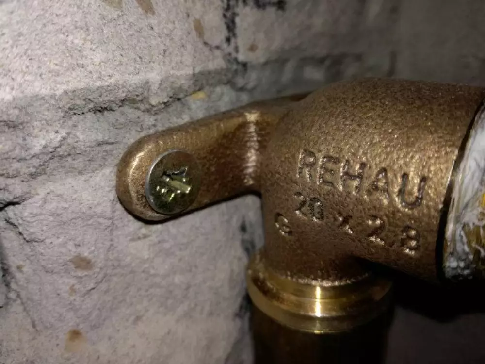 Монтаж водопровода (трубами REHAU), канализации, переделка стояков, установка полотенцесушителя и инсталляции