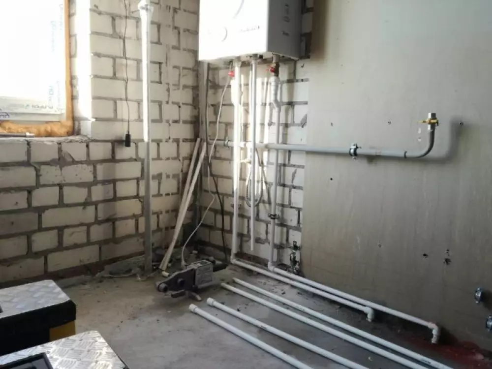 Монтаж водопровода канализации, перенос котла отопления в новостройке