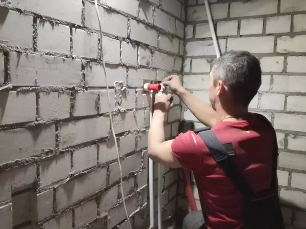 Монтаж водопровода канализации, перенос котла отопления в новостройке