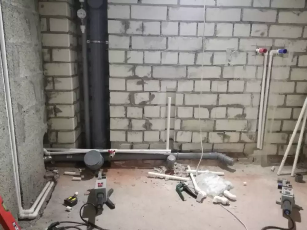 Монтаж водопровода канализации, перенос котла отопления в новостройке