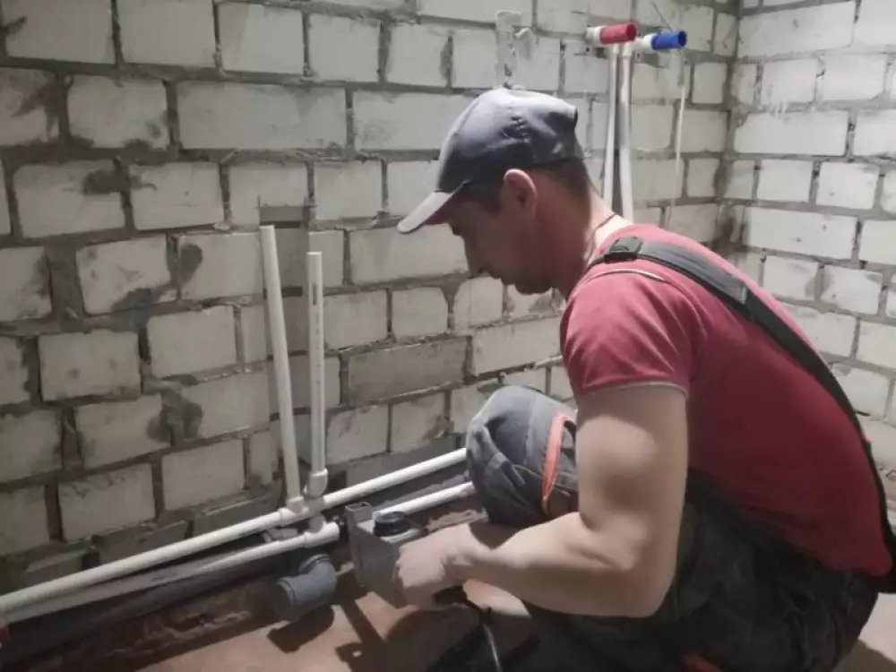 Монтаж водопровода канализации, перенос котла отопления в новостройке