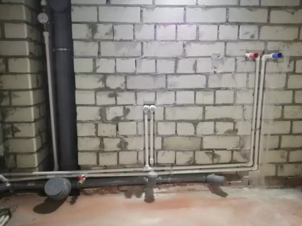 Монтаж водопровода канализации, перенос котла отопления в новостройке