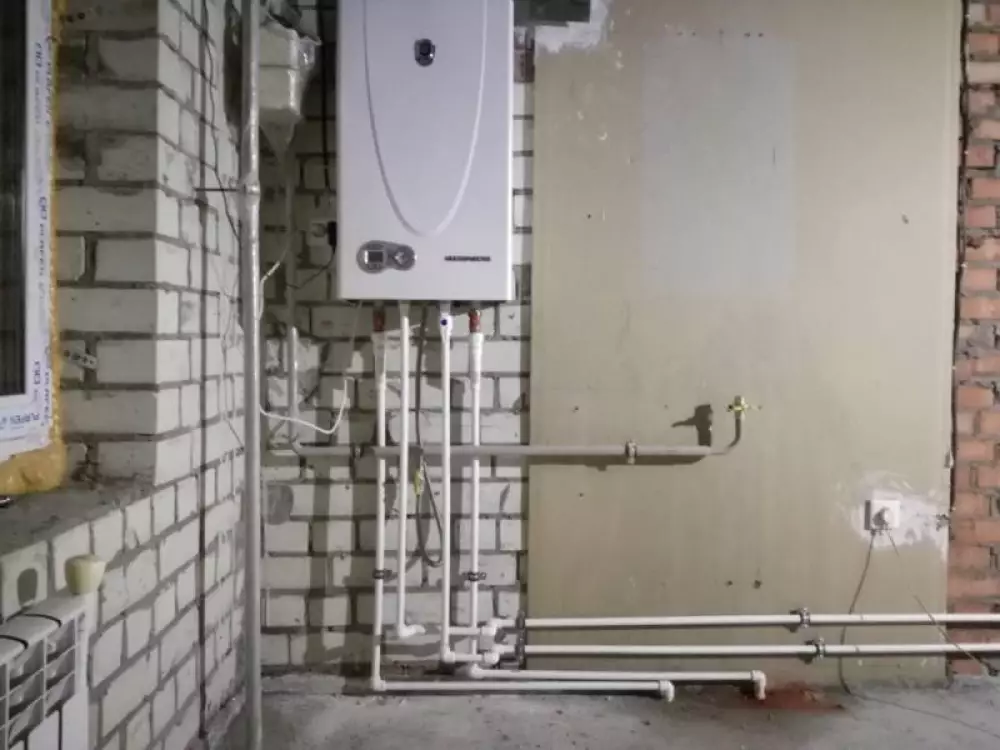 Монтаж водопровода канализации, перенос котла отопления в новостройке