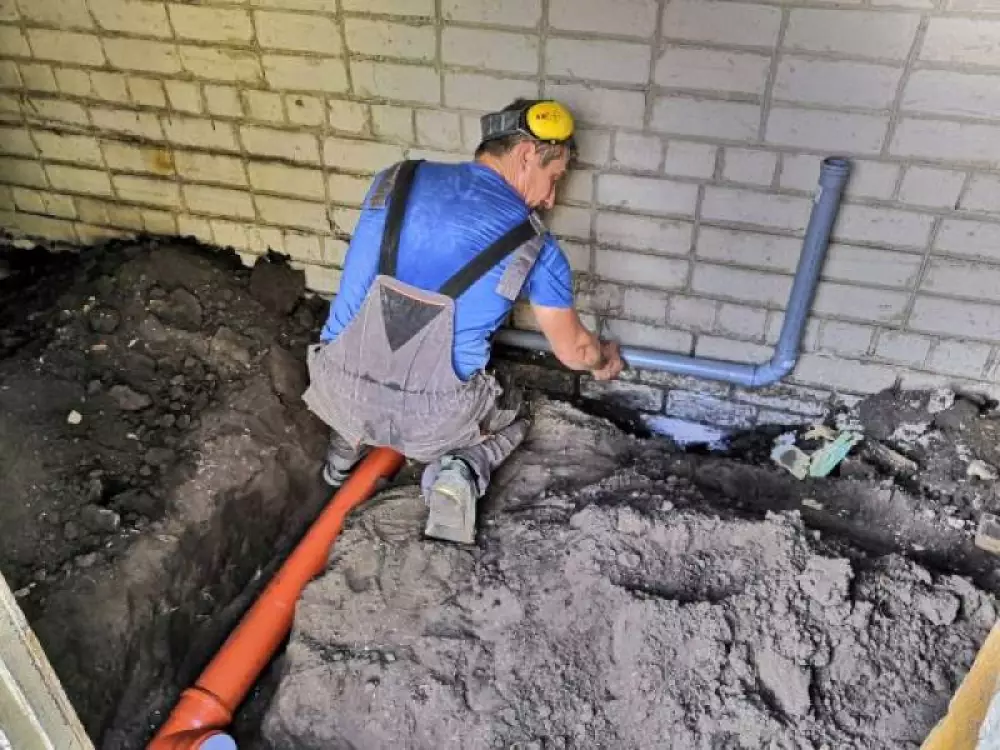 Монтаж летнего водопровода из накопительной емкости монтаж канализации и септика из бетонных колец на дачном участке