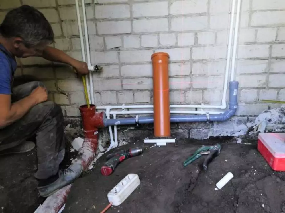 Монтаж летнего водопровода из накопительной емкости монтаж канализации и септика из бетонных колец на дачном участке