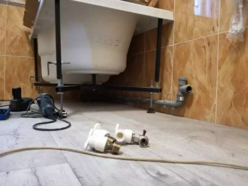 Монтаж водопровода, канализации, установка сантехники в частном доме