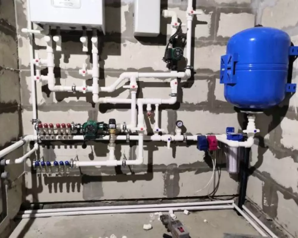 Монтаж водопровода из скважины в частном доме