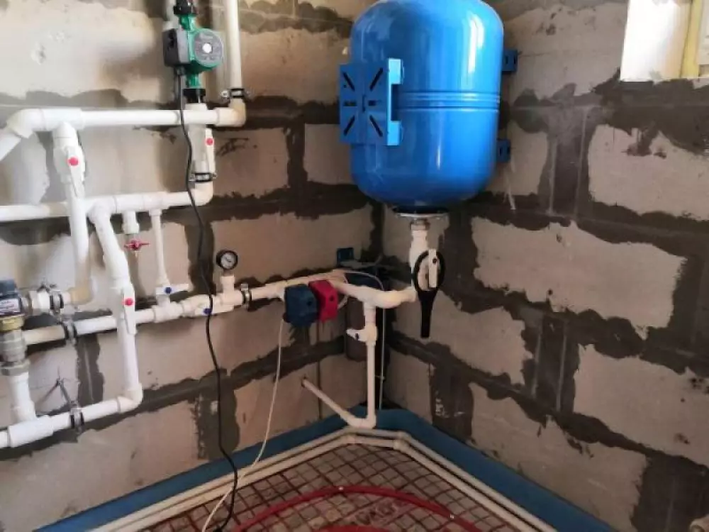 Монтаж водопровода из скважины в частном доме