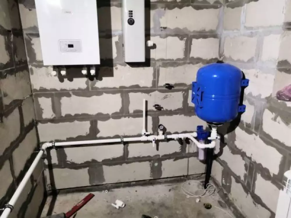 Монтаж водопровода из скважины в частном доме