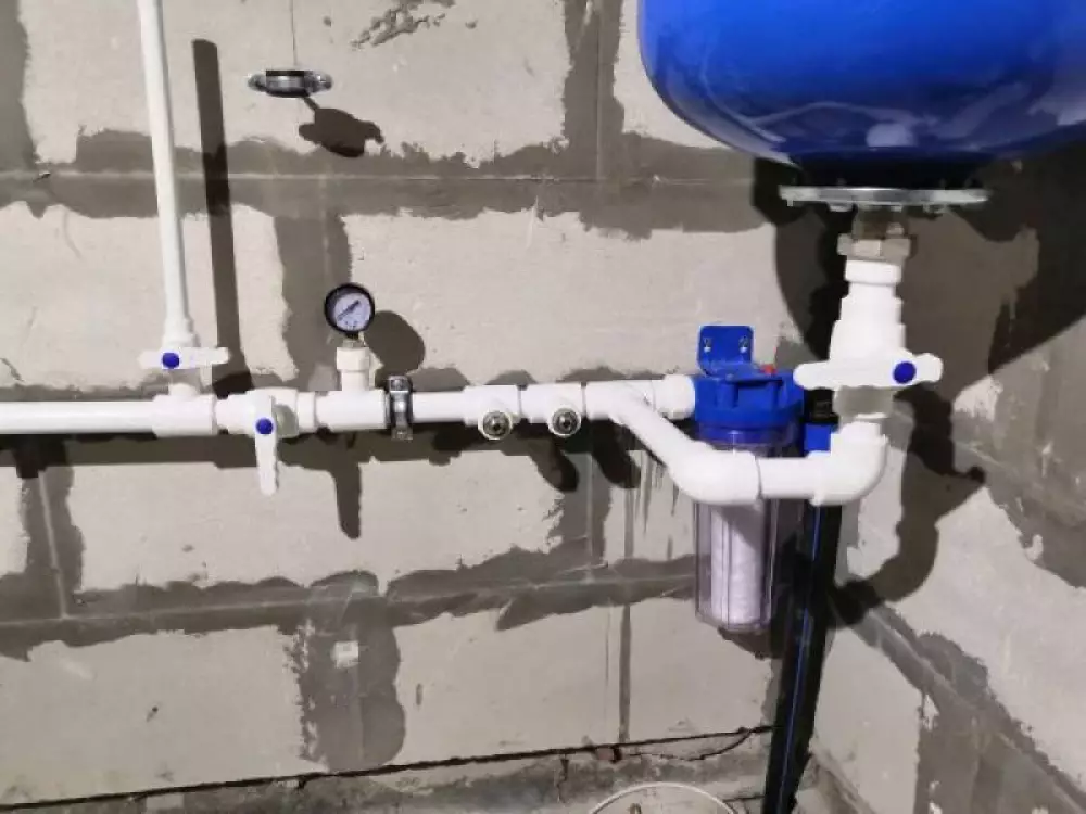 Монтаж водопровода из скважины в частном доме