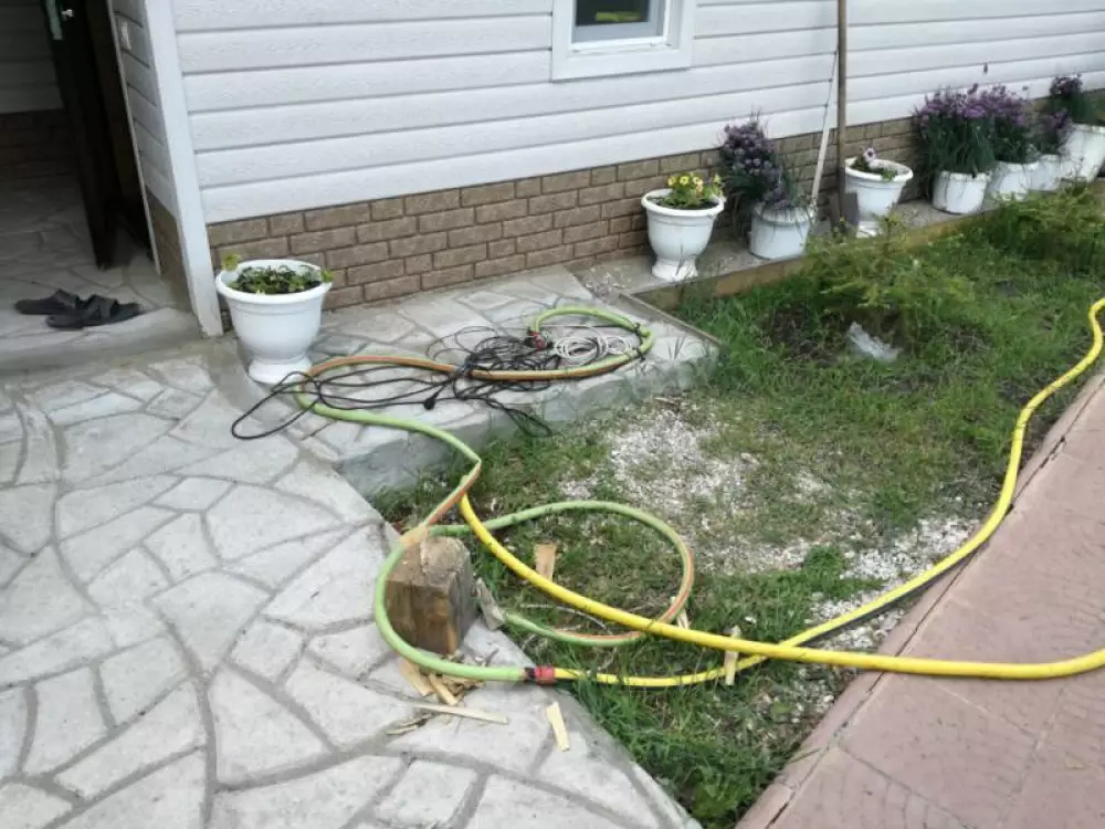 Монтаж летнего водопровода из скважины и поливного водопровода