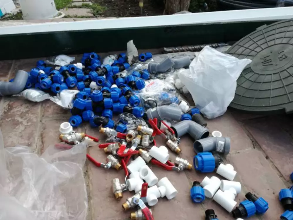 Монтаж летнего водопровода из скважины и поливного водопровода