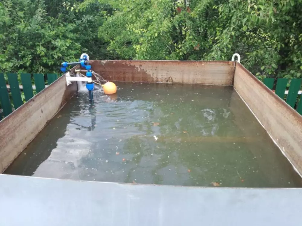 Монтаж летнего водопровода из скважины и поливного водопровода