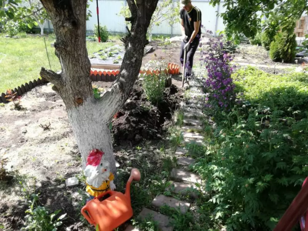 Монтаж летнего водопровода из скважины и поливного водопровода