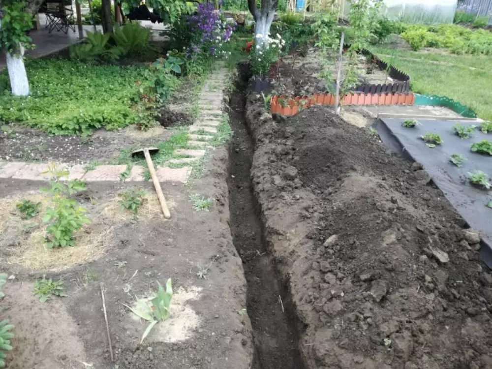 Монтаж летнего водопровода из скважины и поливного водопровода