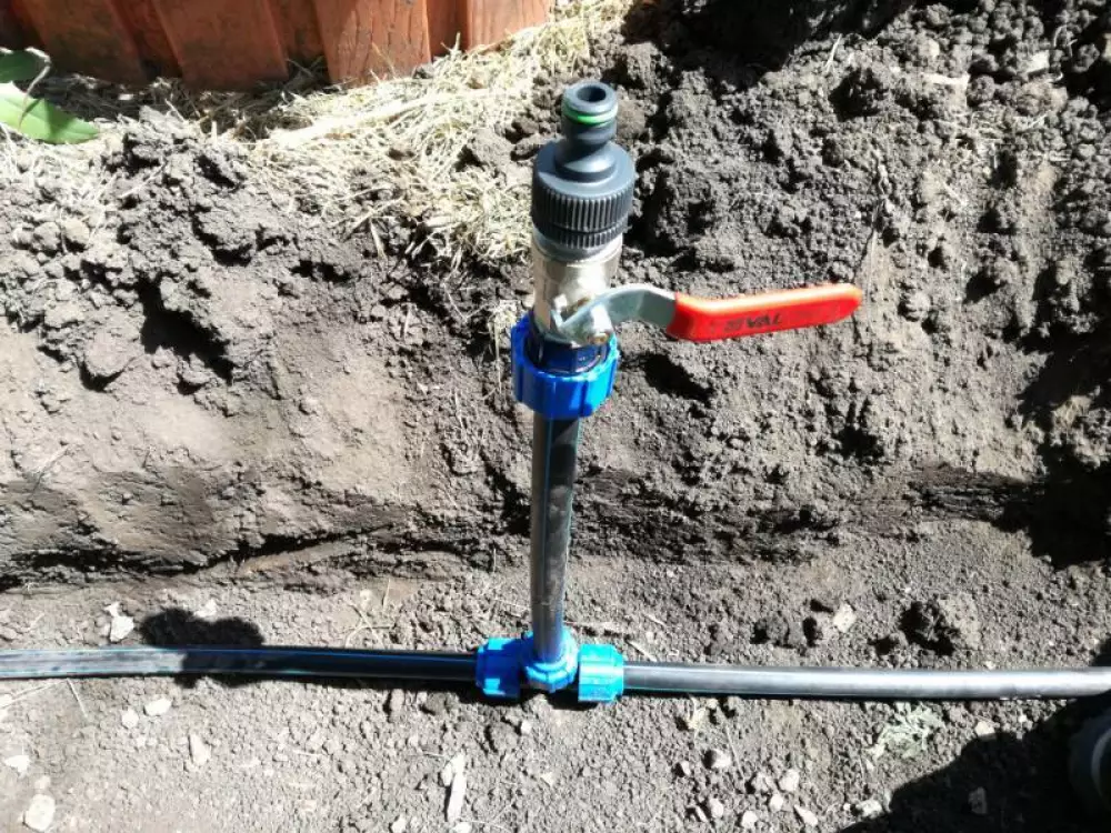 Монтаж летнего водопровода из скважины и поливного водопровода