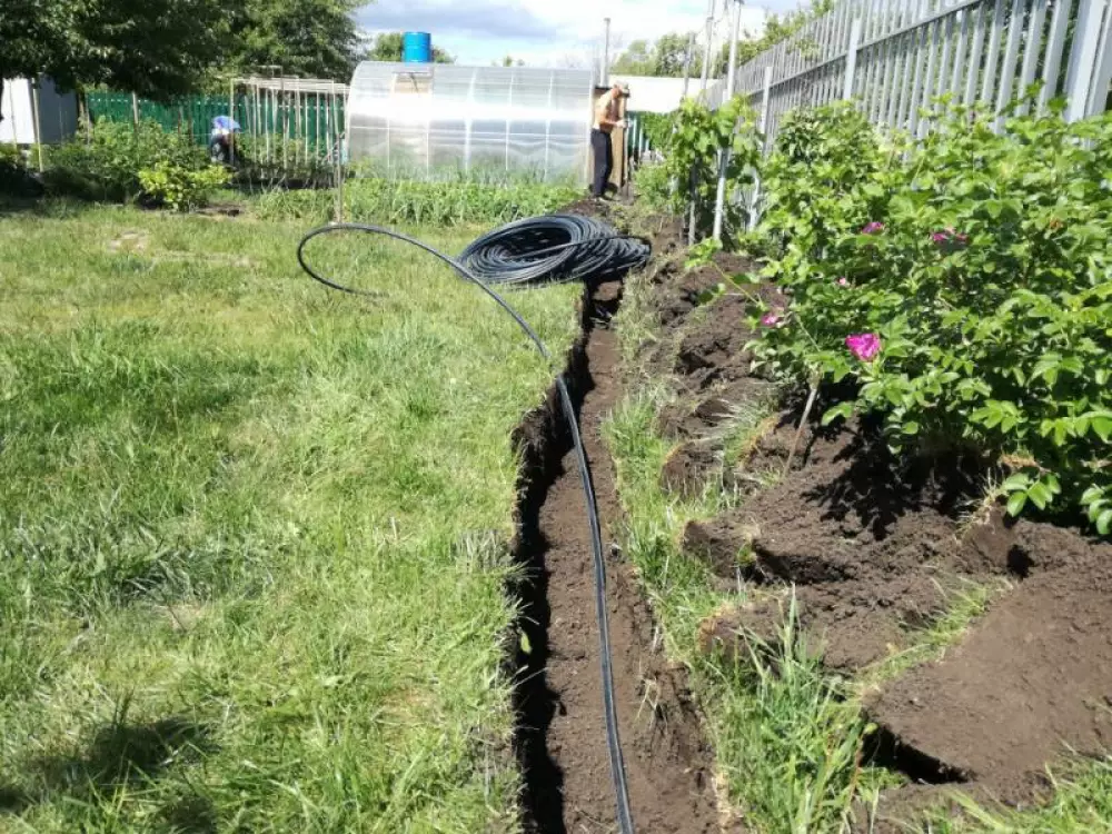 Монтаж летнего водопровода из скважины и поливного водопровода