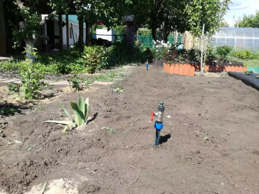 Монтаж летнего водопровода из скважины и поливного водопровода