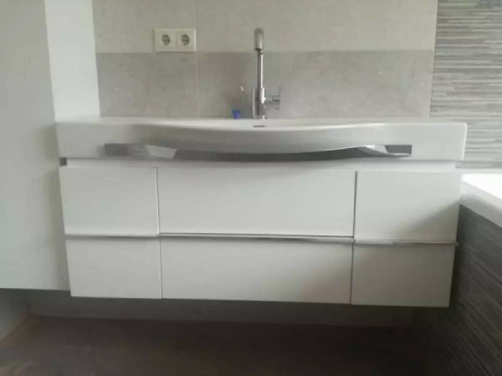 Установка раковины с тумбочкой в частном доме