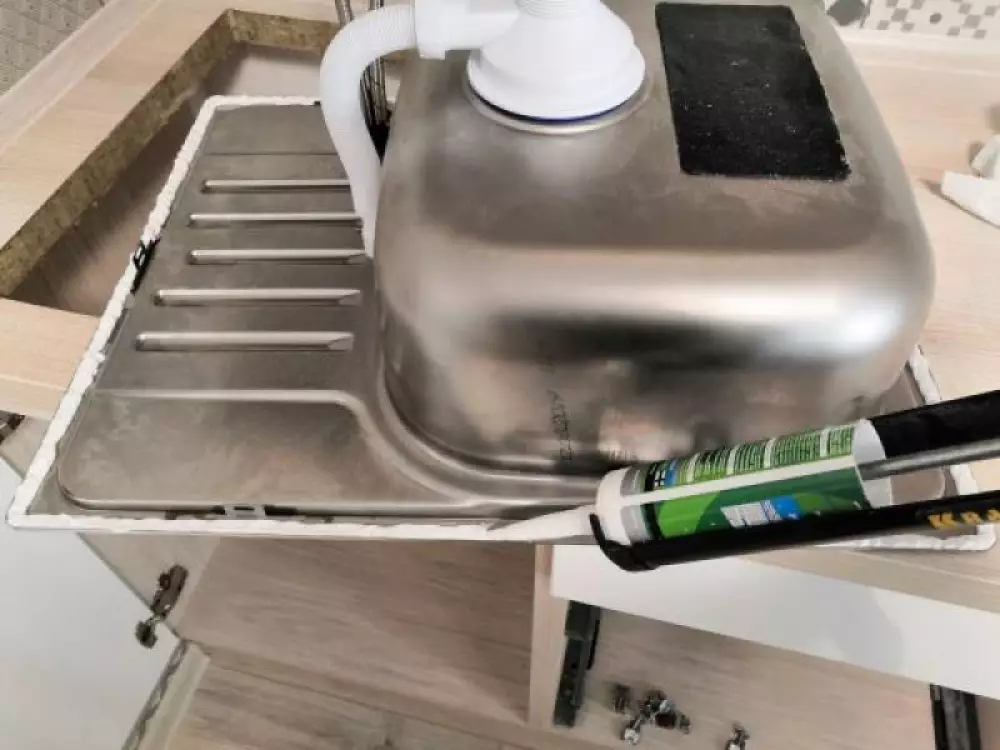 Установка кухонной мойки в квартире