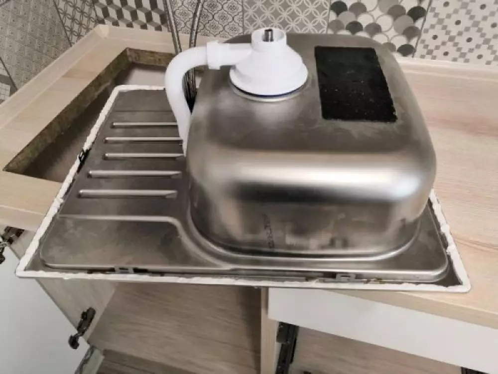 Установка кухонной мойки в квартире